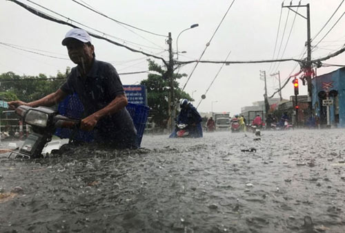 Sài Gòn ngập khủng khiếp sau trận mưa kéo dài 1 giờ - 1