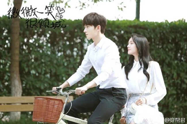Cảnh Tiêu Nại (Dương Dương) đi xe đạp đèo Bối Vy Vy (Trịnh Sảng) trong “Yêu em từ cái nhìn đầu tiên” là một trong những cảnh quay lãng mạn nhất phim ngôn tình.