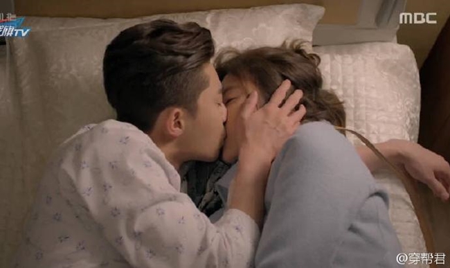 Nụ hôn trên giường bệnh làm tan chảy mọi trái tim người xem của Ji Sung Joon (Park Seo Joon) và Kim Hye Jin (Hwang Jung eum) trong “She was pretty”.