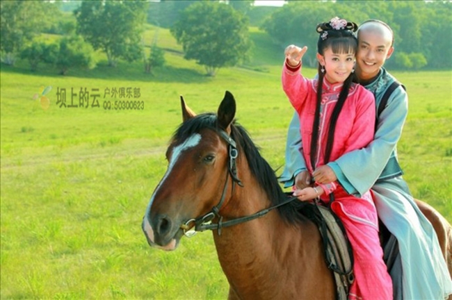 Cảnh Tiểu Yến Tử (Lý Thạnh) và Ngũ A Ka (Trương Duệ) trong “Hoàn Châu Cách Cách” 2013 cưỡi ngựa trên cánh đồng cỏ rộng lớn là một trong những cảnh phim lãng mạn nhất của Quỳnh Dao.