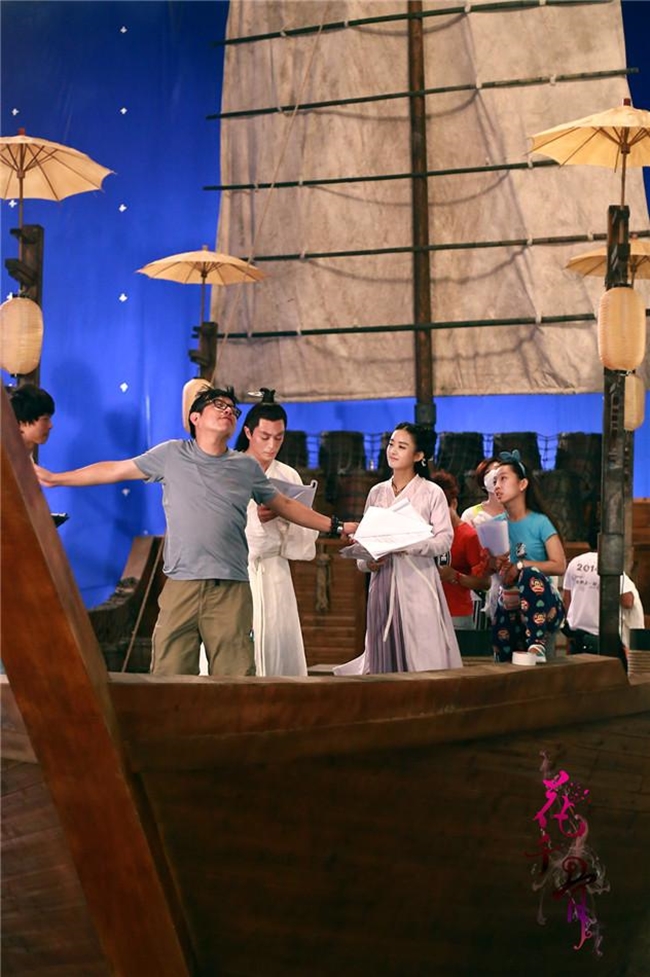 Tuy nhiên, ngoài hai diễn viên chính, trên thuyền còn có hơn chục người ở đoàn phim. Đạo diễn đang thị phạm một cảnh quay cho tiểu hoa đán họ Triệu.