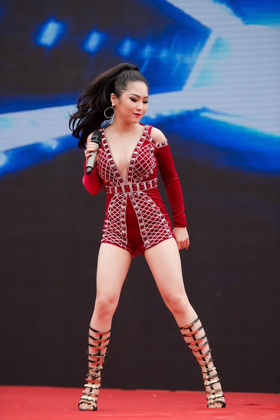 Hương Tràm lại mặc "bạo", khoe dáng vóc thanh nữ tuổi 21 - 8