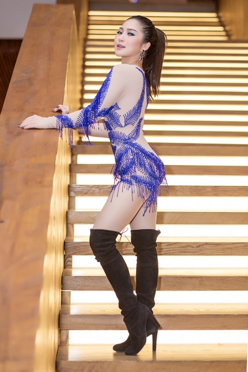 Hương Tràm lại mặc "bạo", khoe dáng vóc thanh nữ tuổi 21 - 7