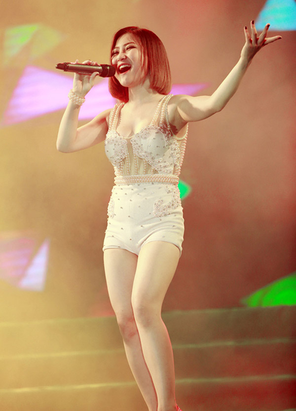 Hương Tràm lại mặc "bạo", khoe dáng vóc thanh nữ tuổi 21 - 10