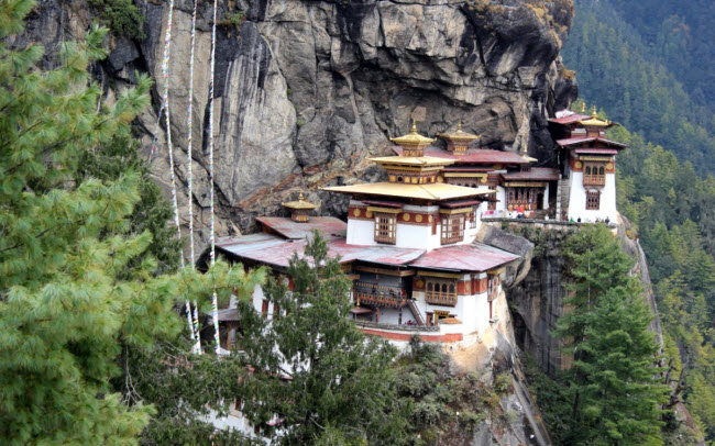 Tu viện Taktsang Palphug nằm trên vách núi dựng đứng tại thung lũng Paro ở Bhutan.