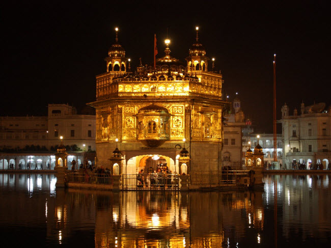 Ngôi đền Vàng được xây dựng giữa sông Amritsar ở thành phố Amritsar, Ấn Độ.
