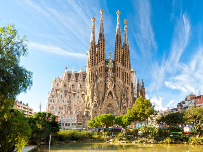 Kiến trúc sư Antoni Gaudí không thể sống đến khi Vương cung thánh đường Sagrada Família do ông thiết kết được hoàn thành ở Barcelona, Tây Ban Nha.