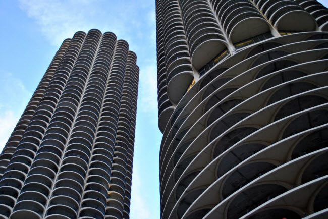 Tòa nhà chung cư Marina City ở thành phố Chicago, Mỹ, gây ấn tượng với kiến trúc độc đáo. Được xây dựng vào năm 1964, đây là hai tòa nhà đầu tiên được thi công bằng cần cẩu.