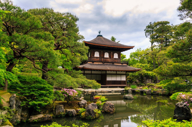 Khung cảnh đẹp như tranh vẽ quanh chùa Bạc ở thành phố Kyoto, Nhật Bản.