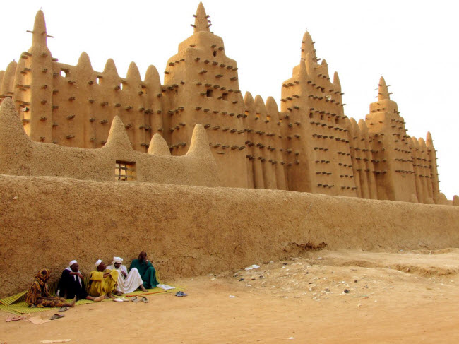 Nhà thờ Hồi giáo Djenné ở Mali là kiến trúc bằng bùn lớn nhất thế giới, với sức chứa 3.000 tín đồ.