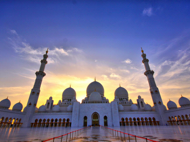 Nhà thờ Hồi giáo Sheikh Zayed được xây dựng cách đây 10 năm ở Abu Dhabi, Các tiểu vương quốc Ả Rập thống nhất.