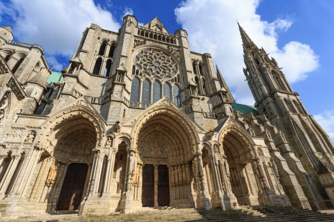 Được xây dựng năm 1200, nhà thờ Chartes ở miền bắc nước Pháp là công trình kiến trúc Gô-tích đầu tiên.