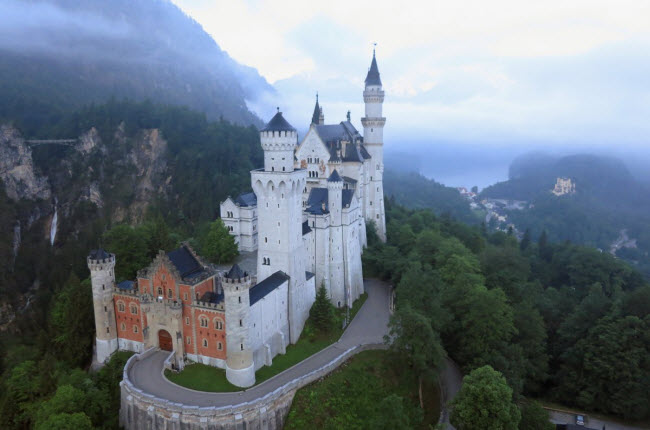 Lâu đài cổ Neuschwanstein ở vùng Bavaria, Đức, là nguồn cảm hứng cho phim hoạt hình Walt Disney.
