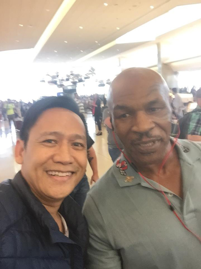 Duy Mạnh vui vẻ khoe hình chụp cùng thần tượng Mike Tyson của mình mà anh gặp khi lưu diễn ở nước ngoài.