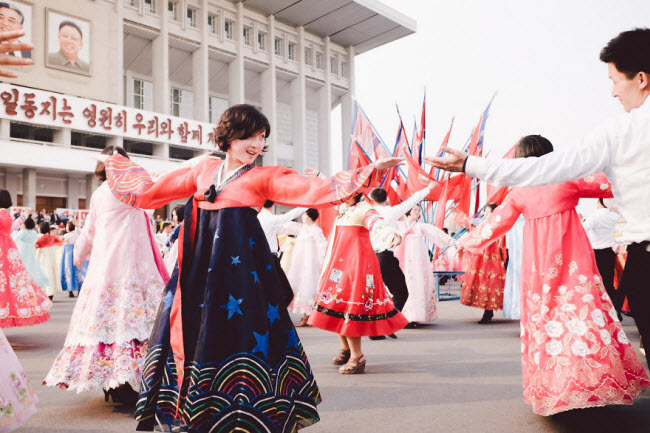 Người dân Triều Tiên nhảy múa trong trang phục truyền thống trên quảng trường ở thủ đô Bình Nhưỡng.