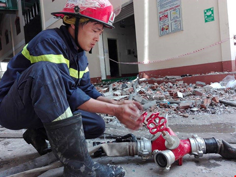 Cảnh sát PCCC và Công an Cần Thơ căng mình “hậu” cháy - 4