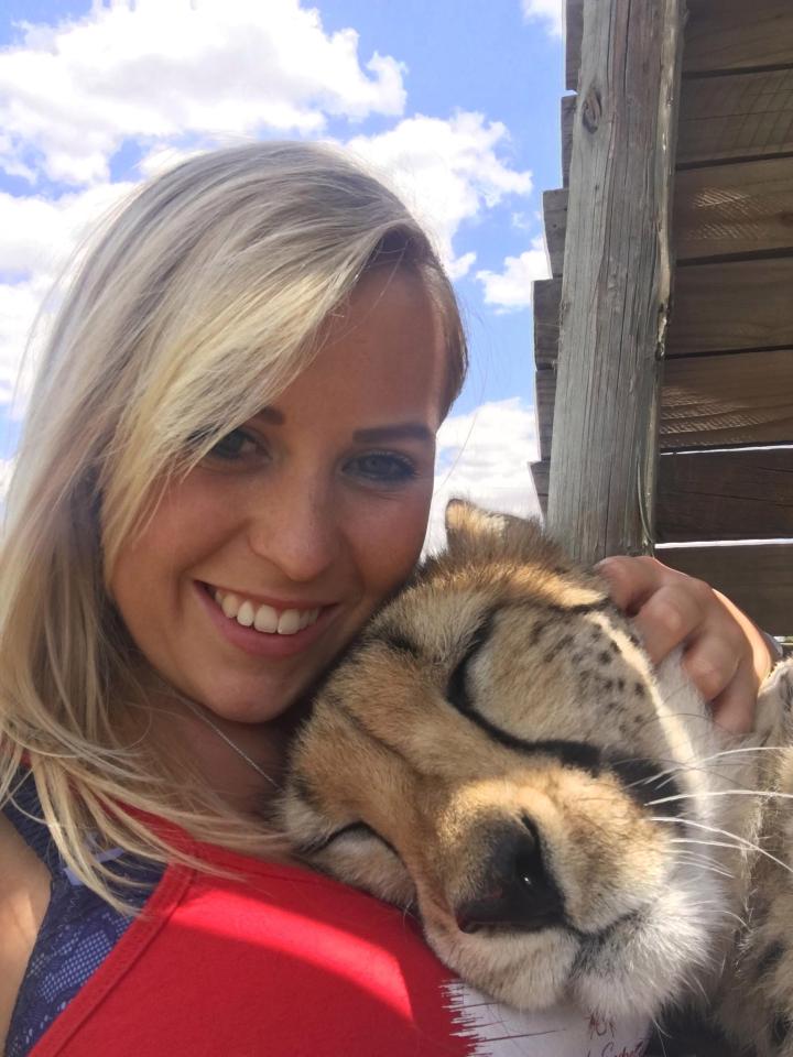 Người đẹp tóc vàng ăn ngủ cùng “quái thú” báo săn - 7