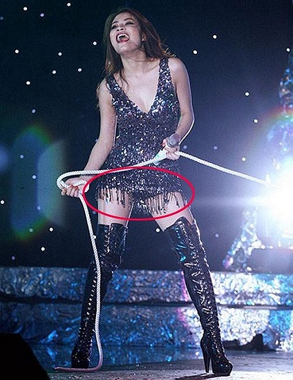 "Đỏ mặt" trước những sự cố trang phục của Hoàng Thùy Linh - 9