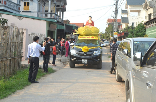 Khóc ngất đón thi thể bé Nhật Linh tại quê nhà Hưng Yên - 4