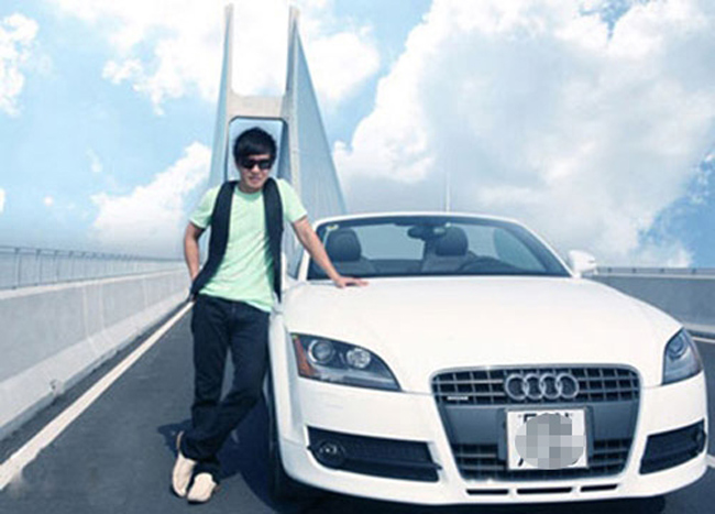 Thời trẻ, Lý Hải cũng đã tỏ ra rất thích thú với những siêu xe đắt tiền. Anh từng sở hữu một chiếc xe mang thương hiệu Audi.