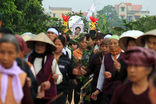 Tiếng khóc xé lòng tiễn đưa bé gái bị sát hại ở Nhật về với đất mẹ - 2