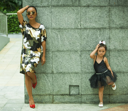 Con gái Đoan Trang 3 tuổi đã diễn xuất sành điệu cùng mẹ - 1