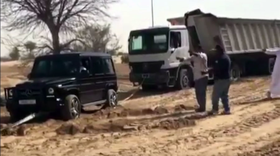 Thái tử siêu giàu Dubai dùng siêu xe cứu xe tải 12 bánh - 1