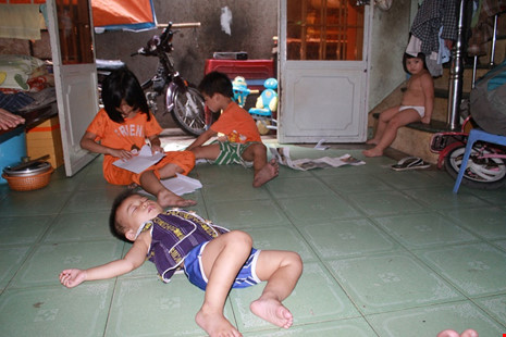 Bà 76 tuổi nuôi bầy cháu gần 20 đứa ở Sài Gòn - 1