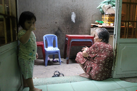 Bà 76 tuổi nuôi bầy cháu gần 20 đứa ở Sài Gòn - 2