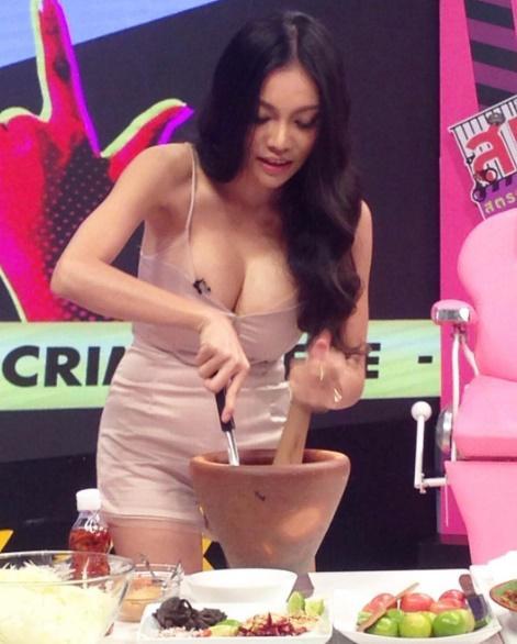 “Yêu” 28 lần/ngày đã là gì, showbiz Thái còn nhiều điều sốc hơn thế - 5