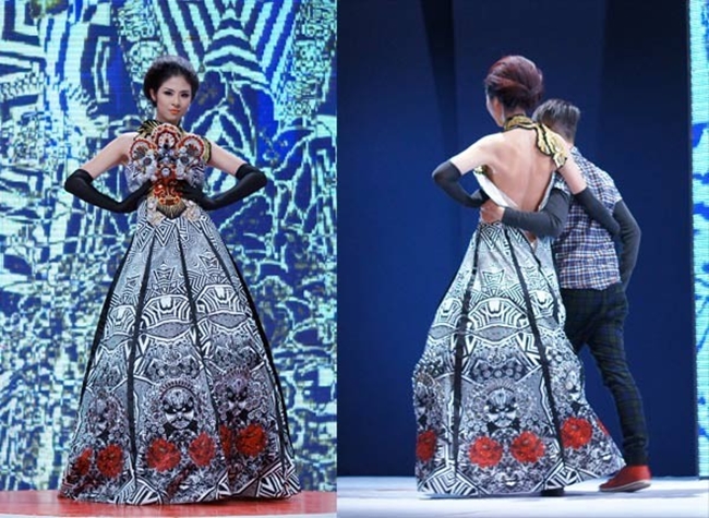 Hoa hậu Ngọc Hân vẫn tự tin sải bước với sự giúp đỡ của nhà Thiết kế Hải Long tại tuần thời trang Xuân Hè Việt Nam 2014 dù chiếc váy bị hỏng khóa.