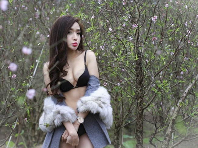 Thậm chí, nữ ca sĩ còn chụp bikini tại vườn đào Nhật Tân trong tiết trời 15 độ vào năm 2016.