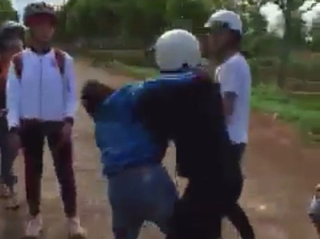 Đắk Lắk: Nữ sinh lớp 9 đánh nhau túi bụi vì chuyện tiền bạc - 1