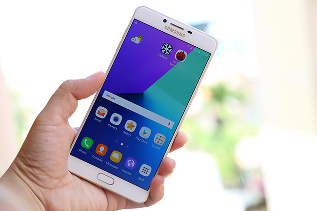 Samsung vừa chính thức giới thiệu dòng smartphone Galaxy C9 Pro với giá đề nghị dưới 11,5 triệu đồng. Đây là chiếc điện thoại Galaxy đầu tiên và cũng là duy nhất sở hữu RAM 6GB.