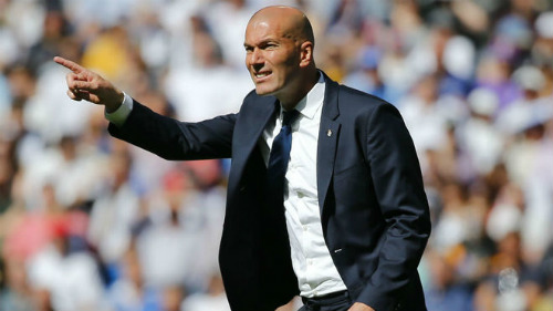 Zidane cải tổ hàng công: Cần loại Ronaldo, tìm công thức mới - 1