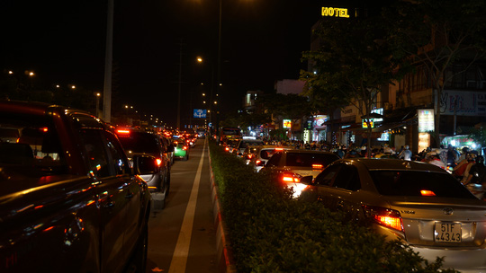 TPHCM: Kẹt xe kinh hoàng suốt 5 giờ ở đường Phạm Văn Đồng - 1