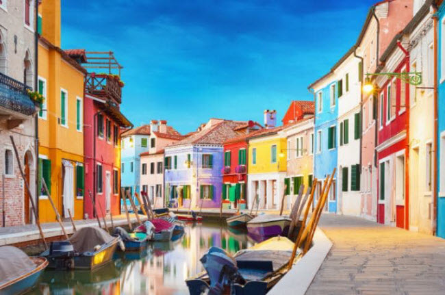 Đảo Burano, Italia: Nằm cách thành phố Venice 40 phút đi thuyền, hòn đảo này nổi tiếng với những ngôi nhà sặc sỡ sắc màu và nghệ thuật làm vải ren tinh tế.