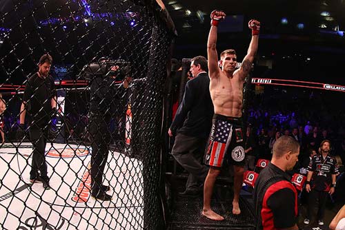 MMA: &#34;Dã thú sấm sét&#34; cho 8 đối thủ đi viện - 4