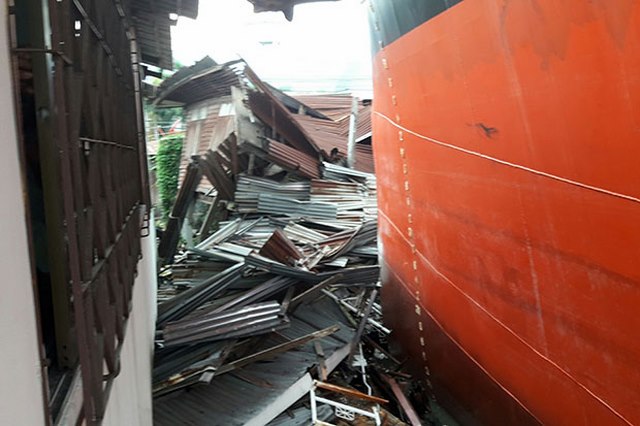Tàu hàng 3.000 tấn VN &#34;trèo&#34; lên mái nhà dân Thái Lan - 1