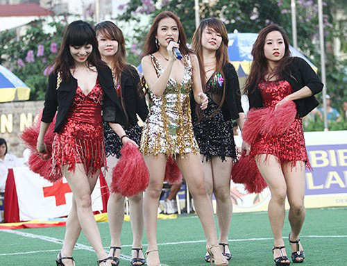 Táo bạo trên sân khấu nhưng ai cũng choáng khi thấy Hoàng Thùy Linh ở nhà - 5