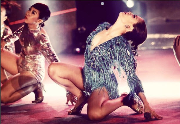 Táo bạo trên sân khấu nhưng ai cũng choáng khi thấy Hoàng Thùy Linh ở nhà - 4