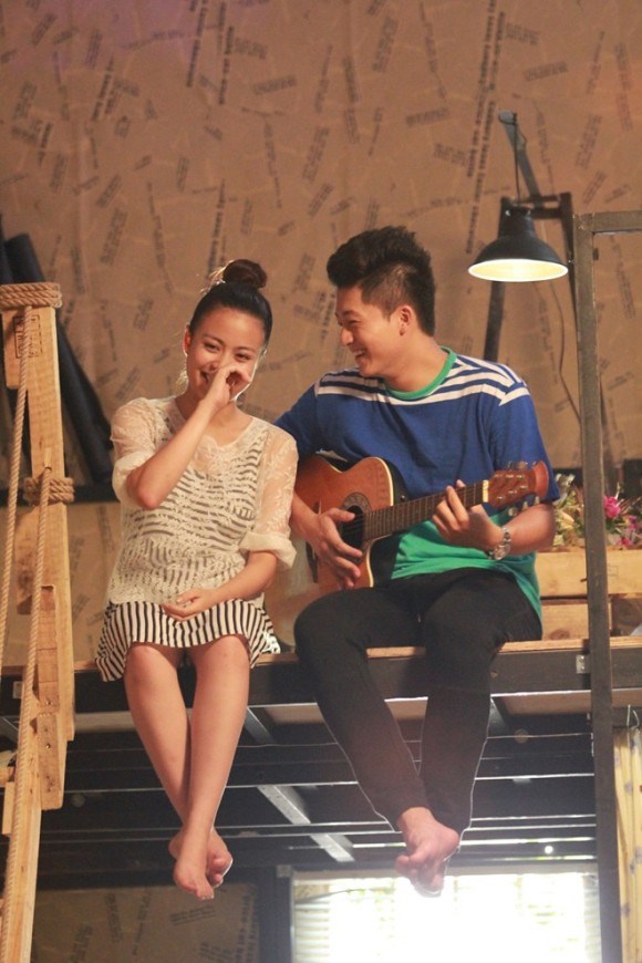 Táo bạo trên sân khấu nhưng ai cũng choáng khi thấy Hoàng Thùy Linh ở nhà - 4