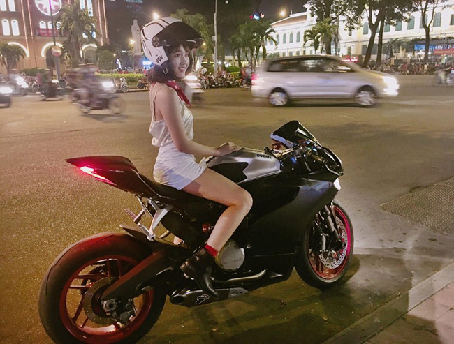 Nổi tiếng với vẻ đẹp ngây thơ, trong sáng nên khi xuất hiện bên cạnh chiếc mô tô hầm hố, "cô bé trà sữa" Nguyễn Hoàng Kiều Trinh (23 tuổi) khiến người hâm mộ tò mò. 