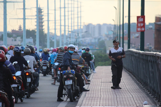 Người nước ngoài &#34;trồng cây chuối&#34; trên nóc cầu Bình Lợi - 9