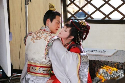 Nổi da gà với cảnh "thiếu nữ" U70 diễn yêu trai trẻ - 3