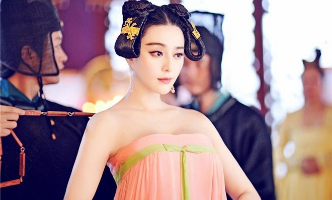 Nổi da gà với cảnh "thiếu nữ" U70 diễn yêu trai trẻ - 15