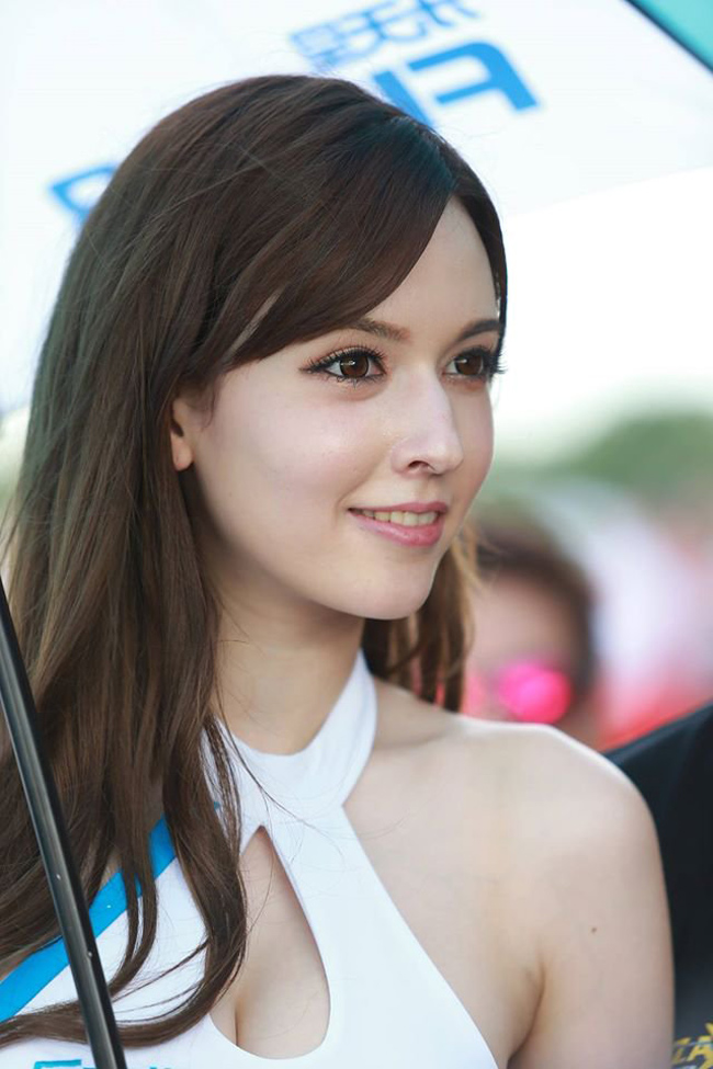 Mỹ nhân 23 tuổi này được coi là "thiên thần người lớn" trong showbiz Nhật. Cô mang trong mình 2 dòng máu Nga – Nhật, có gương mặt xinh như búp bê.