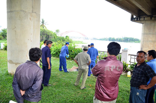 Đi câu cá, tá hỏa phát hiện xác người dưới sông Sài Gòn - 1