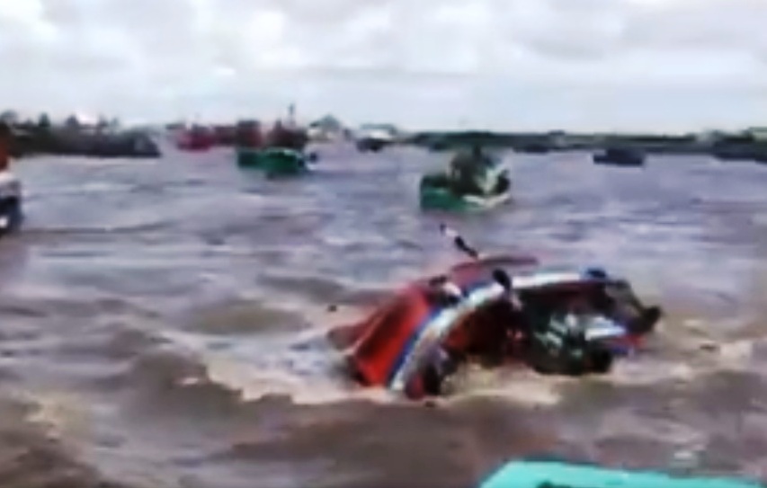 Tin nóng: Lật tàu ở biển Gành Hào, nhiều người chết và bị thương - 1