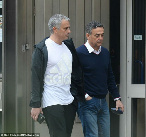 MU: Mourinho gặp Sanchez, chê Griezmann đắt &#34;cắt cổ&#34; - 1